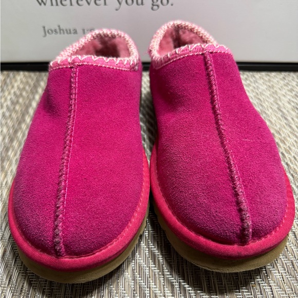 UGG Women's Pink Slip-On Slippers SZ 6 Box5 - Picture 1 of 6